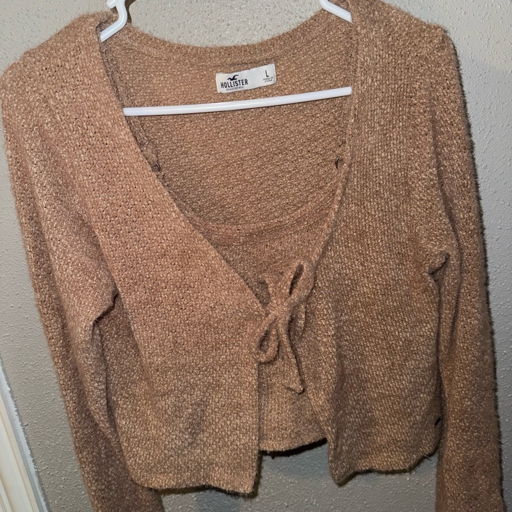 Hollister Women's V-Neck Tan Sweater